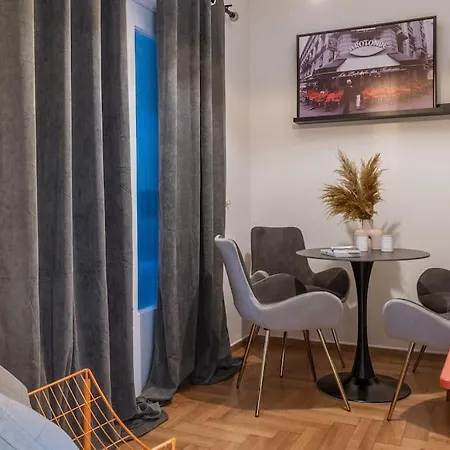 Cozy And Modern In Pagrati *